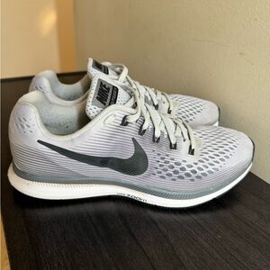 Women sneakers size 10